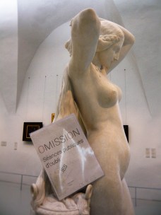 omissions-femme-debout-mpt