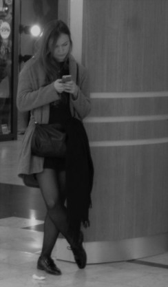 fille-telephone-centre-commercial-n-et-b