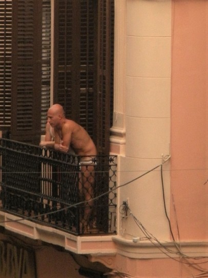 homme-attend-a-la-fenetre-photo-dapres-jls