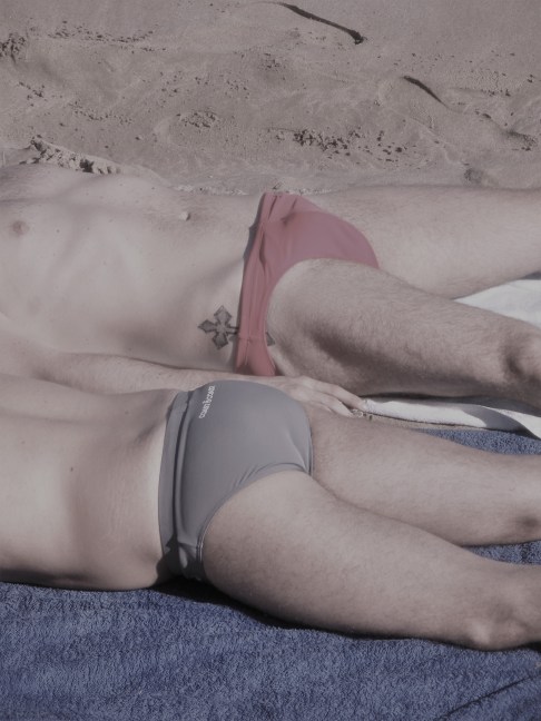 hommes-sur-la-plage-photo-dapres-jls