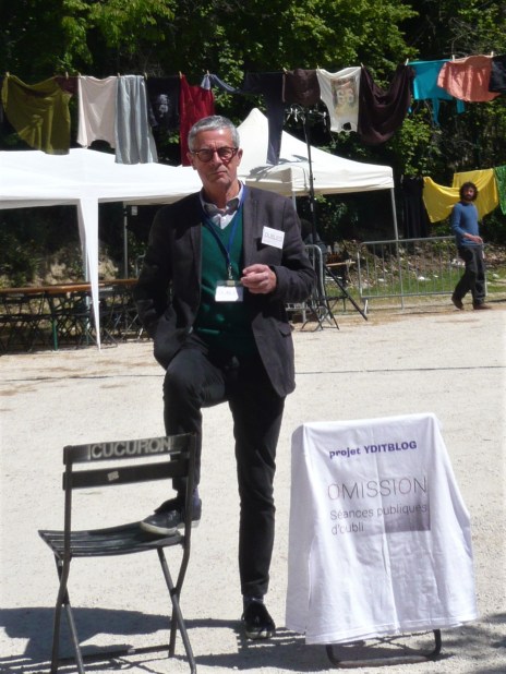 1- le geste un peu raide