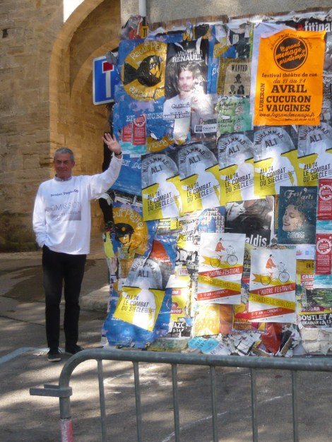 12- salut devant l'affiche