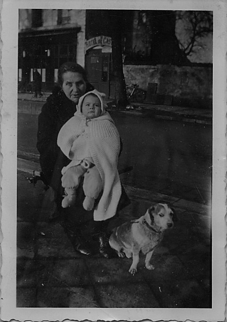 Grand mere nourisson chien