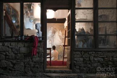 la jeune peintre dans la vieille maison A MAYNET