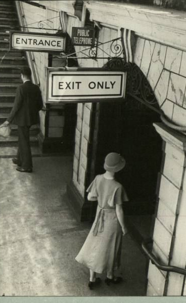 entrée sortie la contradiction du réel (1920 Londres )