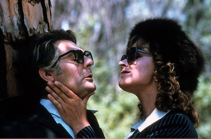 Elle l'embrasse comme on signe un chèque de vente