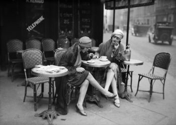 PARIS - FEMMES - TERRASSE DE CAFE