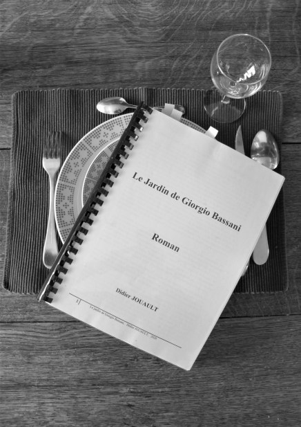 tapuscrit sur table N et B