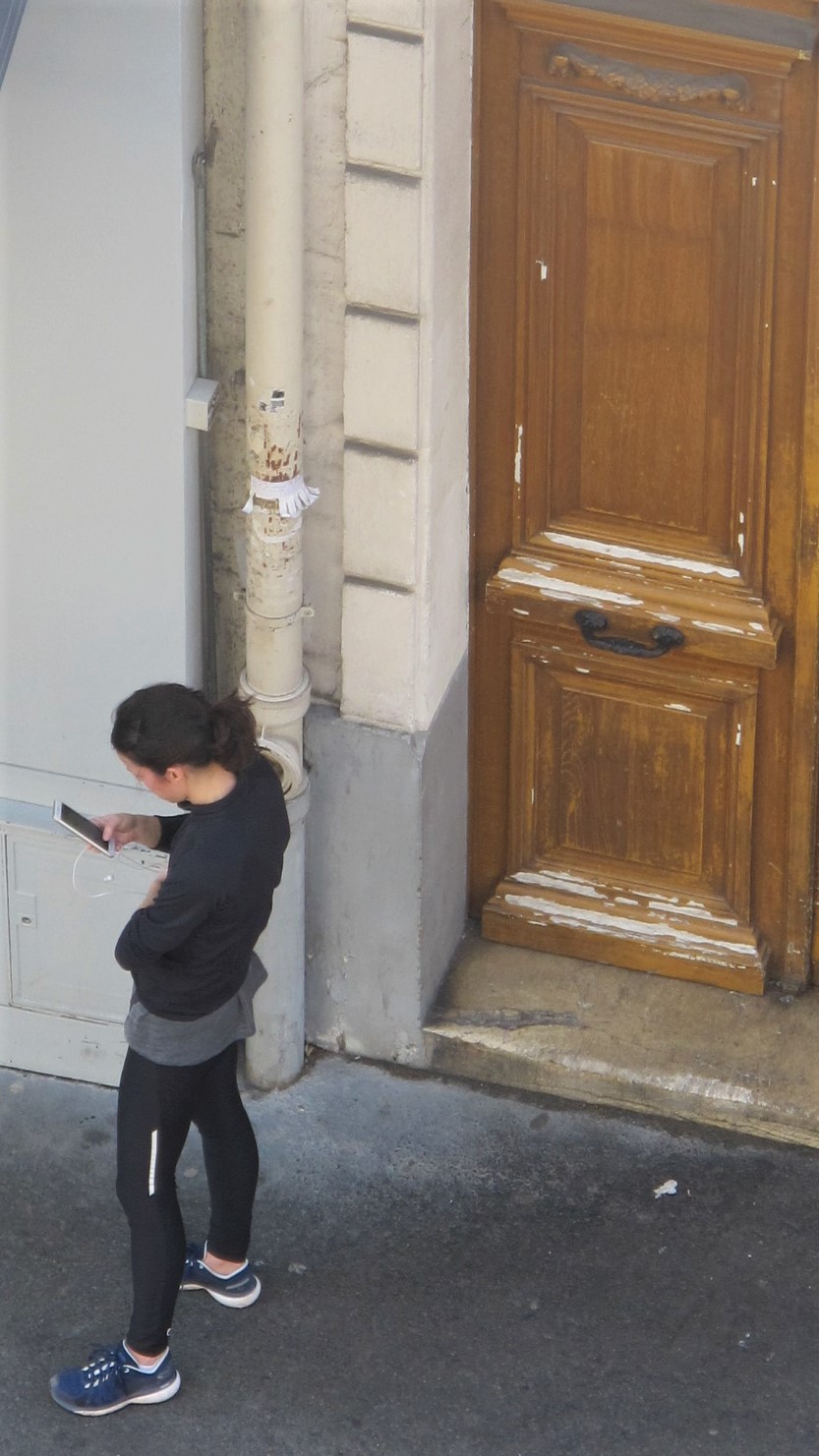 Erika surgit tout de suite.